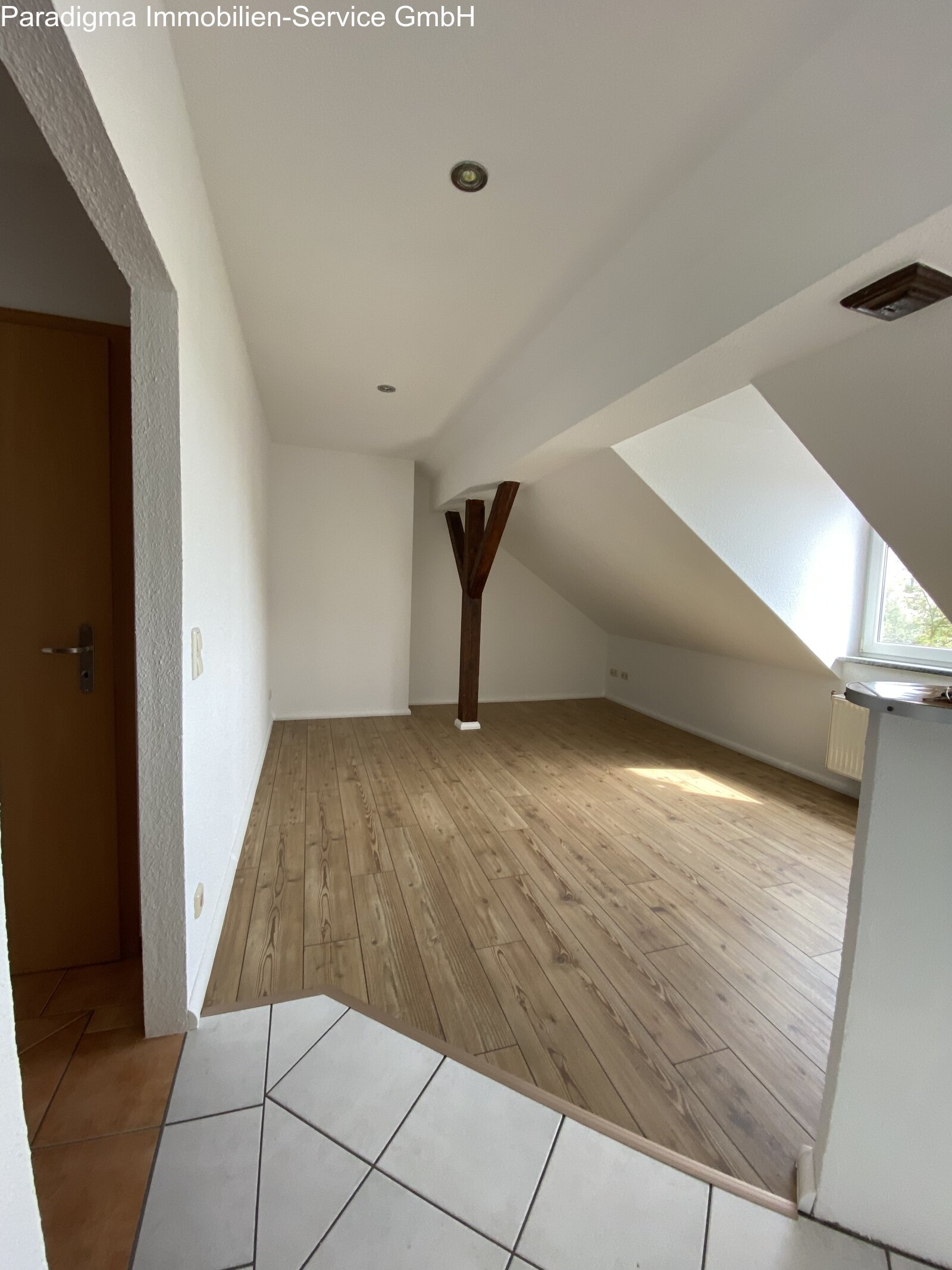 Gemütliche 2-Raum-Wohnung im Dachgeschoss mit Einbauküche!