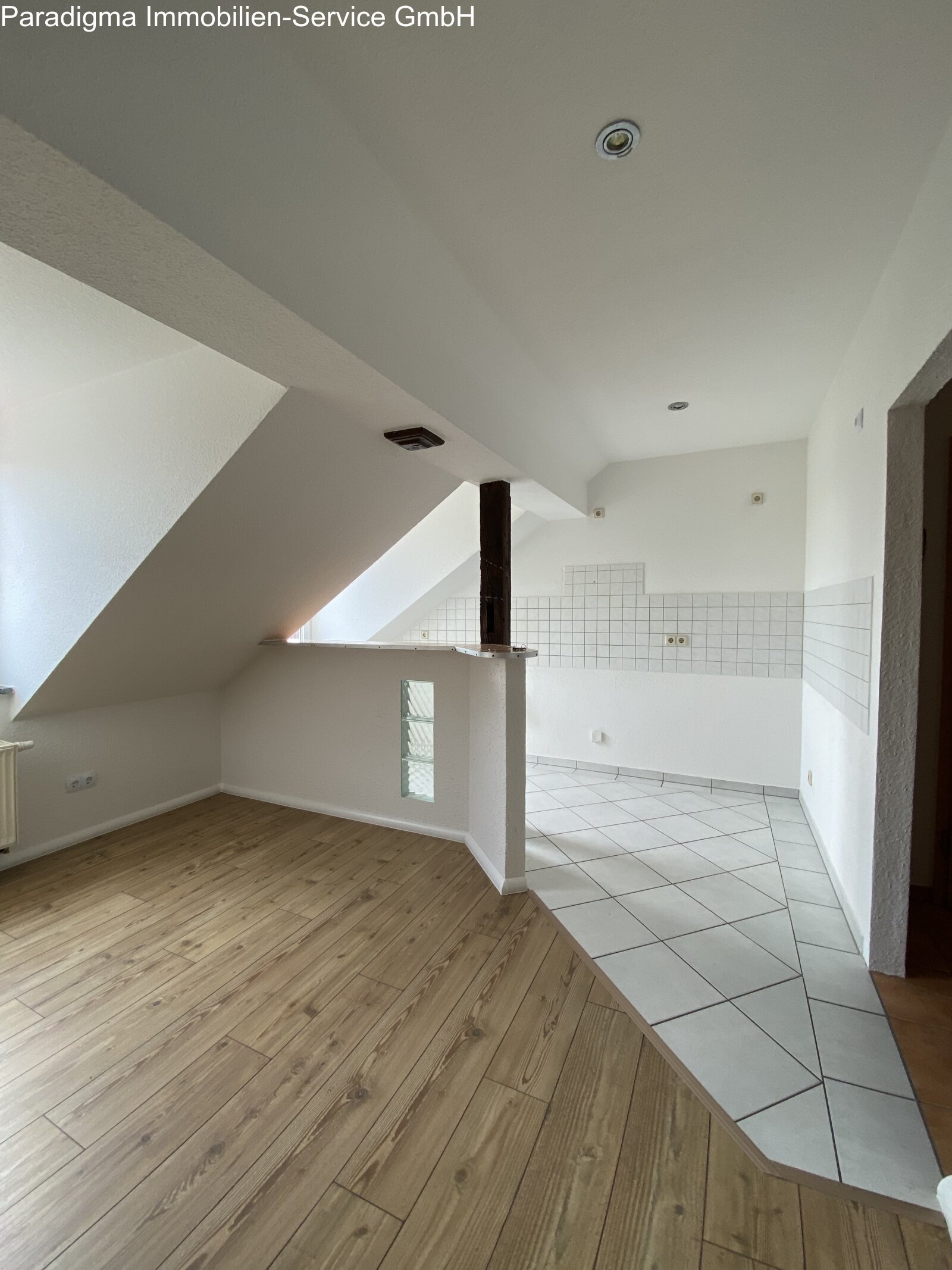 Gemütliche 2-Raum-Wohnung im Dachgeschoss mit Einbauküche!