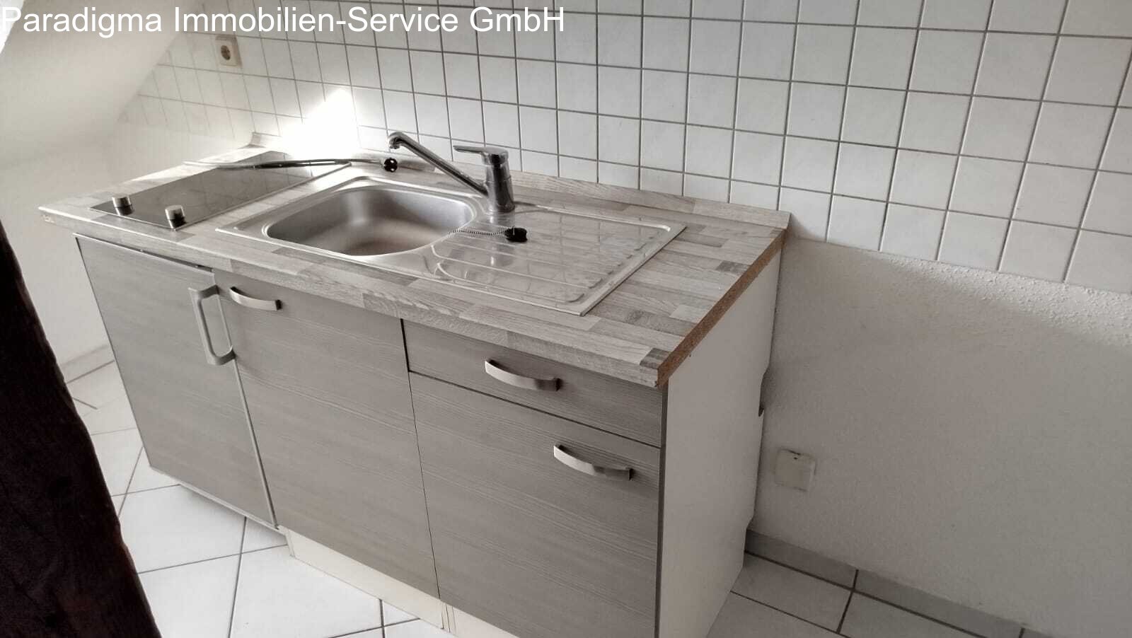 Gemütliche 2-Raum-Wohnung im Dachgeschoss mit Einbauküche!