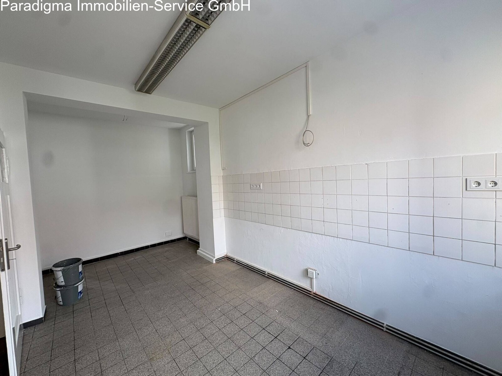 große, teilsanierte Wohnung 