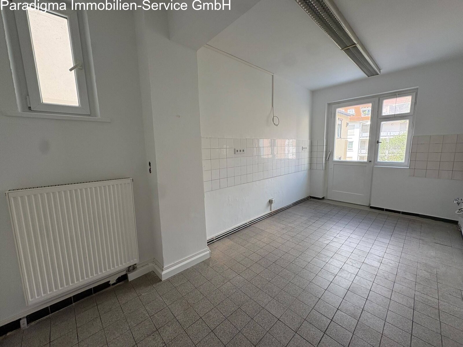 große, teilsanierte Wohnung 
